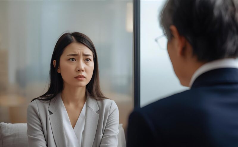 秘密が漏れないか心配する女性