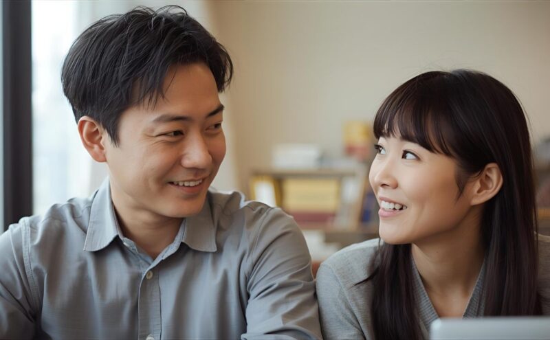 穏やかに会話している夫婦