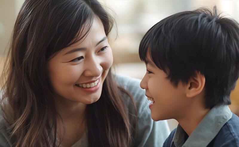 母親と子供が和やかに話している