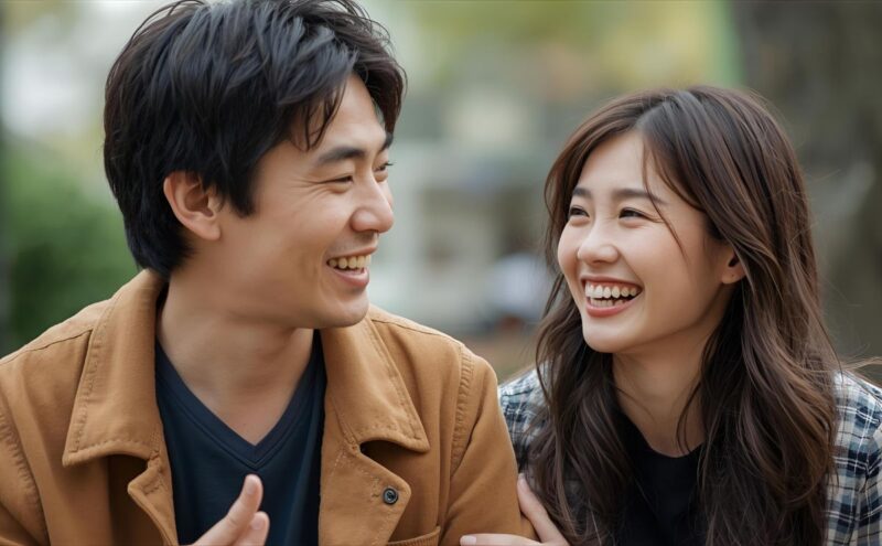 笑顔で話す恋人同士