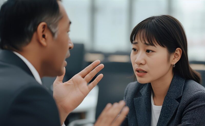 上司の言動にイライラする女性